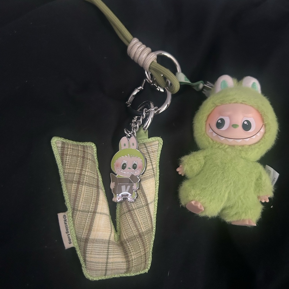 Pop Mart Authentic Pin for love confirmed V initial complete keychain set